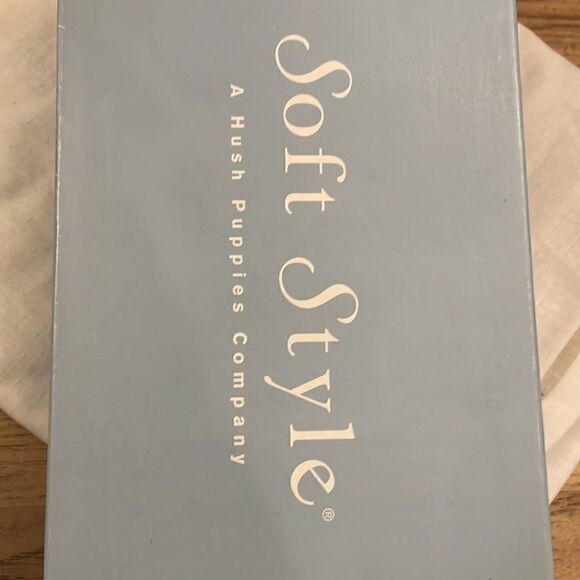 SOFT STYLE TAN LOW HEELS. NEW - Picture 8 of 10